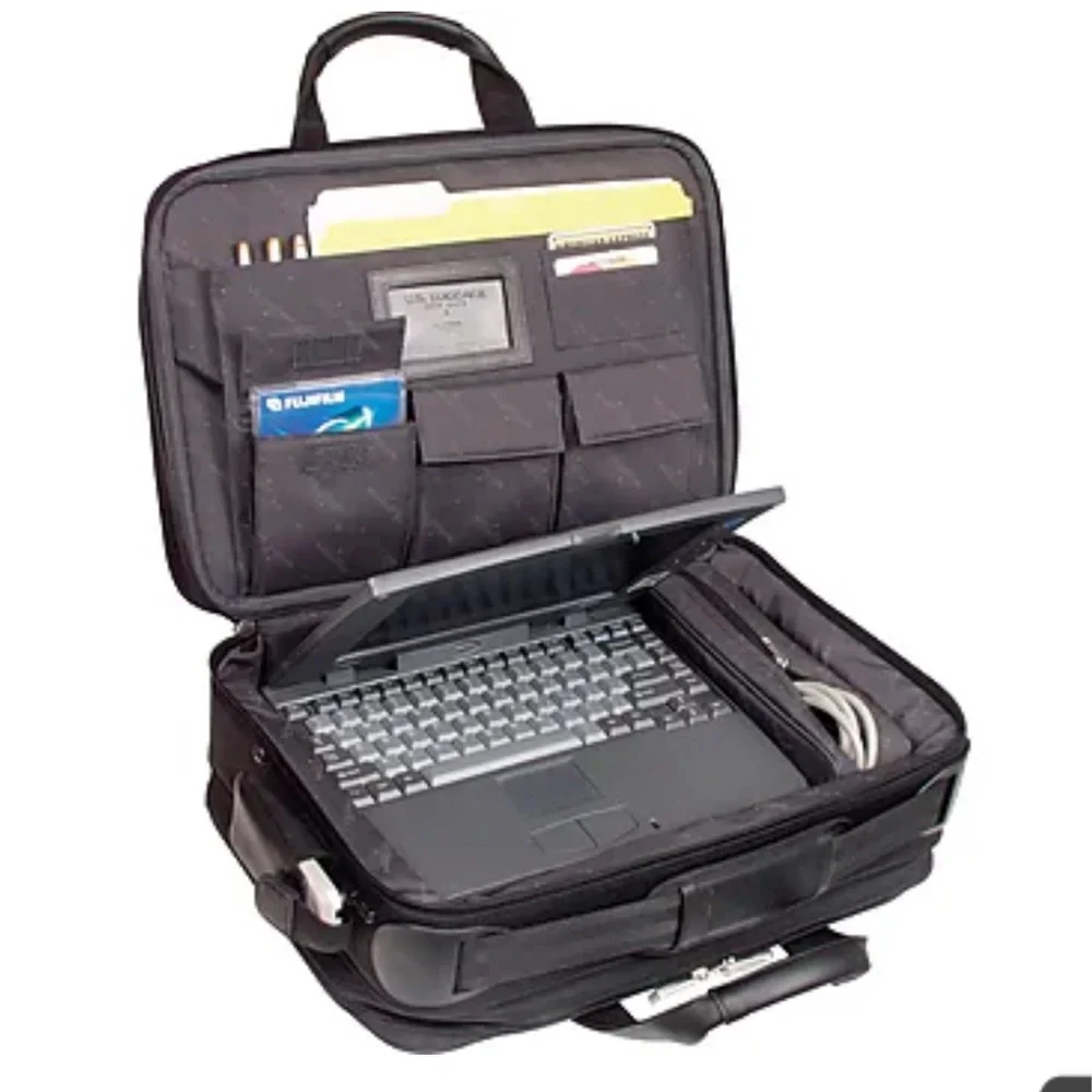 Like new men’s SOLO New York Ballistic nylon computer case!!